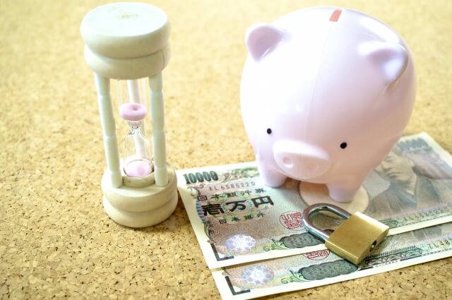 バンクイックとサラ金で便利に素早く使えるのはどちらか