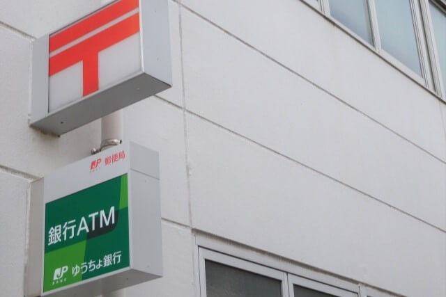 近くのコンビニにある提携ATMでも使える