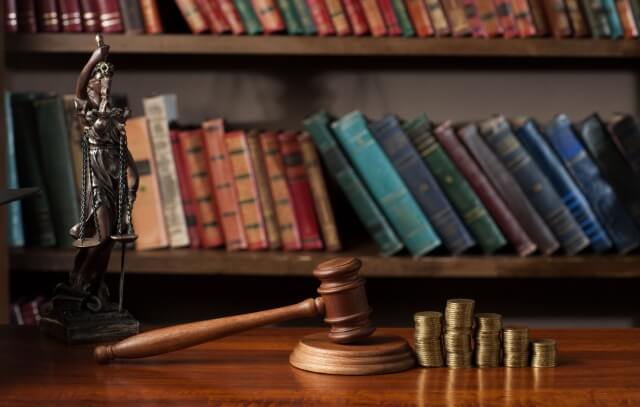 裁判所が出てくるのは「全額返金」「給与の差し押さえ」の2パターン